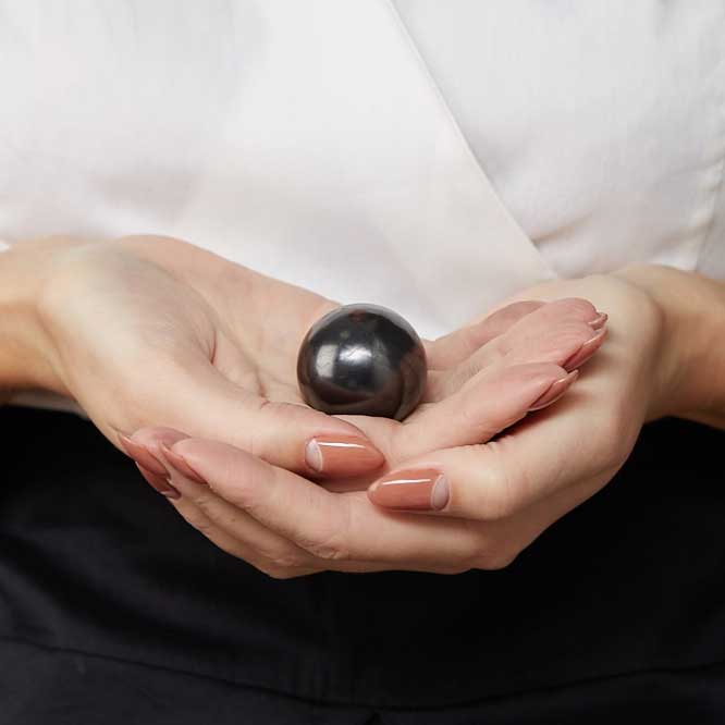 Shungite-sphere-hands